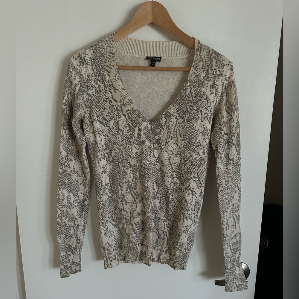 Express Cream and Gray Knit V-Neck Sweater
